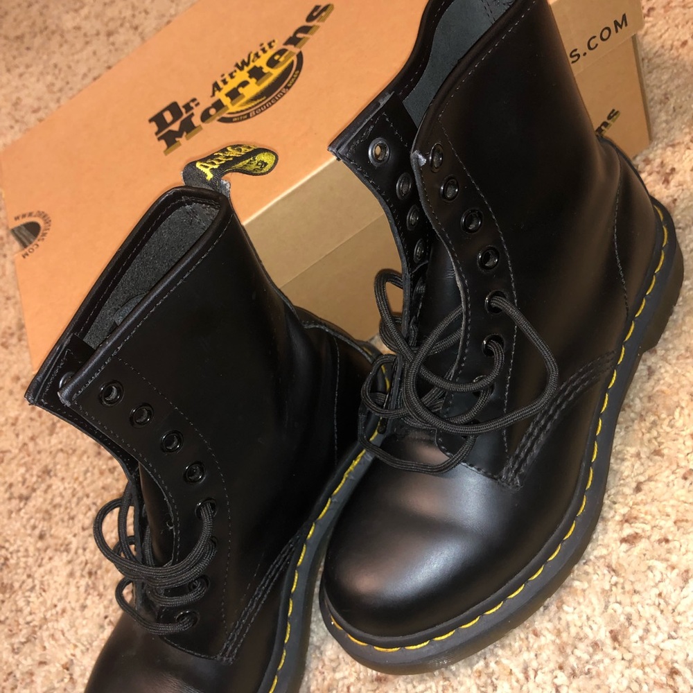 DR MARTENS Smooth Black 1460 Combat Boots!!!